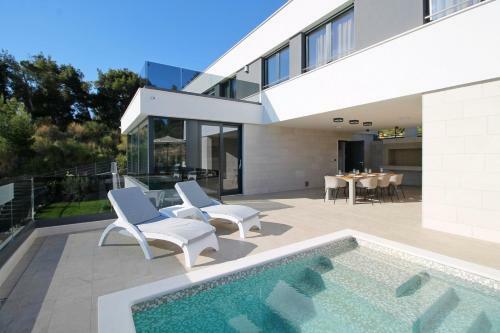 Luxury, Seafront Villa Ivan With Heated Pool Only 100m From Beach