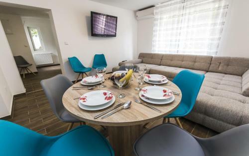 Holiday Home With Pool Mabelle
