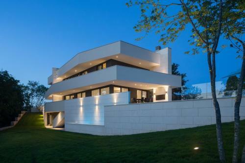 Modern Villa 55 With Pool And Spa