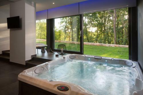 Modern Villa 55 With Pool And Spa
