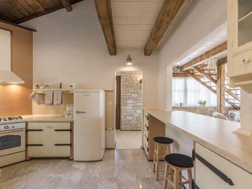 Charming Stone Villa For 14 People, With Pool And Jacuzzi, In Central Istria