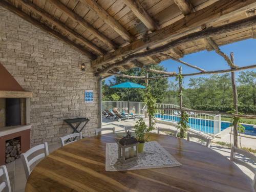 Charming Stone Villa For 14 People, With Pool And Jacuzzi, In Central Istria