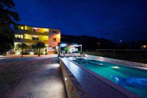 Apartment Mariska - Swimming Pool