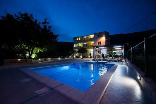 Apartment Mariska - Swimming Pool