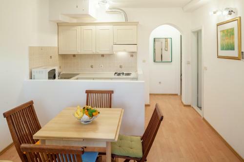Apartments Leut