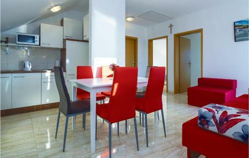 Two-bedroom Apartment In Podstrana