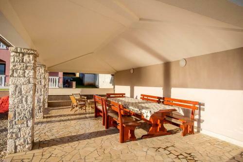 Villa With 6 Bedrooms In Pomer With Private Pool And Wifi