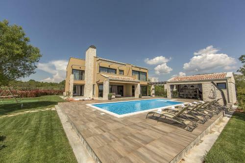 Spacious Villa With Private Pool And Jacuzzi In Porec