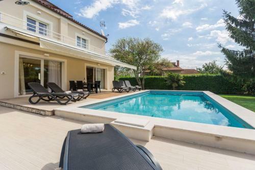Exclusive Villa In Porec For 10 Persons With A Beautiful Garden