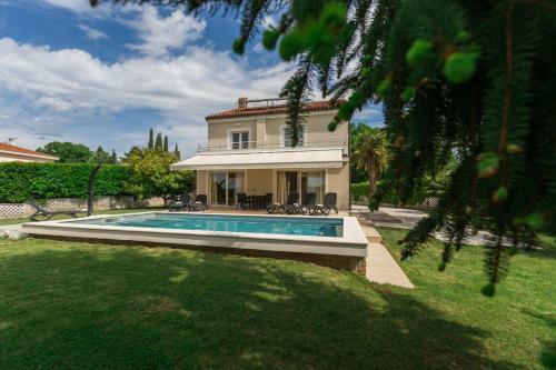 Exclusive Villa In Porec For 10 Persons With A Beautiful Garden