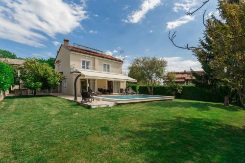 Exclusive Villa In Porec For 10 Persons With A Beautiful Garden