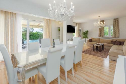 Exclusive Villa In Porec For 10 Persons With A Beautiful Garden
