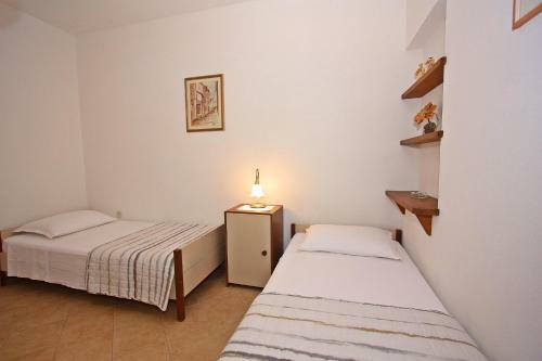 Apartment Mika-150m From The Sea