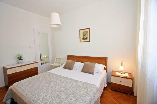Apartment Mika-150m From The Sea