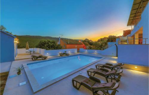 Four-bedroom Holiday Home In Primorski Dolac