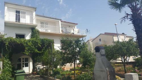 Rena Apartments