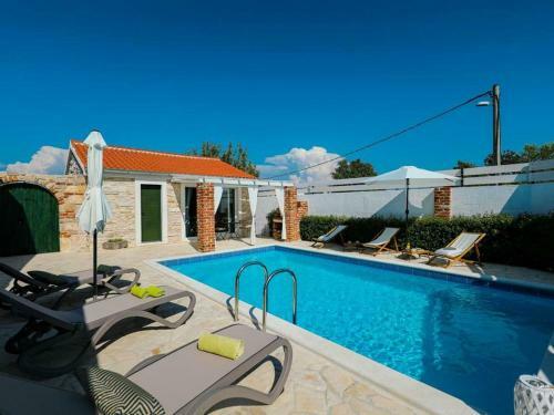 Luxurious Villa In Pridraga With Swimming Pool