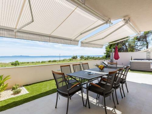 Luxurious Holiday Home In Privlaka With Jacuzzi