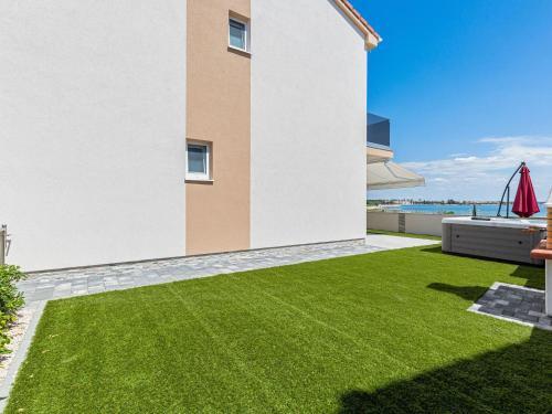 Luxurious Holiday Home In Privlaka With Jacuzzi