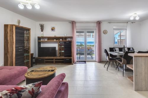 Beachfront Three Bedroom Villa With Hot Tub - Sgb3