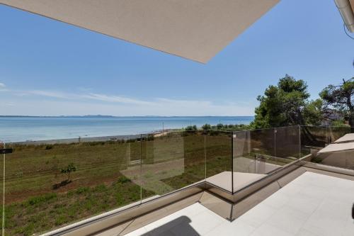 Beachfront 3 Bedroom Villa With Jacuzzy Sga1