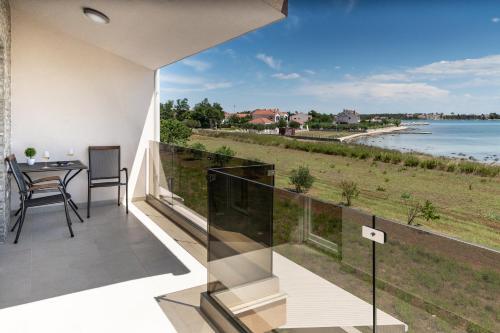 Beachfront 3 Bedroom Villa With Jacuzzy Sga1