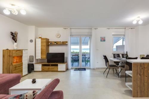 Crowonder Beachfront Garden Villa With Jacuzzi- B2