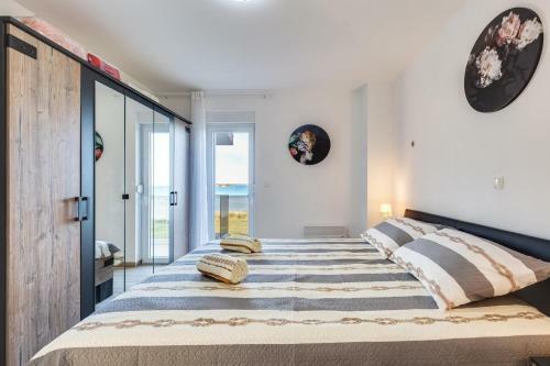 Crowonder Beachfront Garden Villa With Jacuzzi- B2