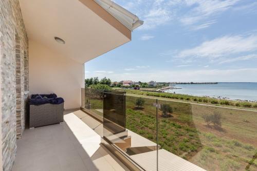 Crowonder Beachfront Garden Villa With Jacuzzi- B3