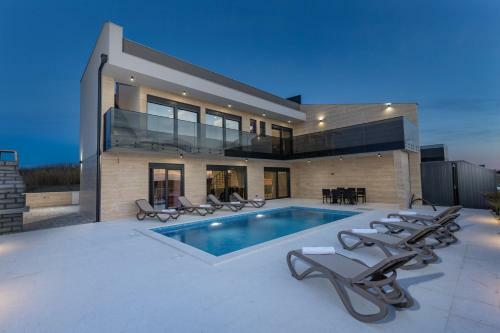 Luxury Beachfront 4 Bedroom Villa With Private Pool****