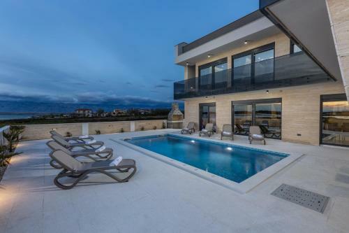 Luxury Beachfront 4 Bedroom Villa With Private Pool****