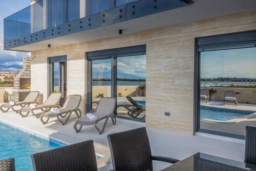 Luxury Beachfront 4 Bedroom Villa With Private Pool****