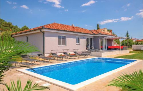 Three-bedroom Holiday Home In Pula