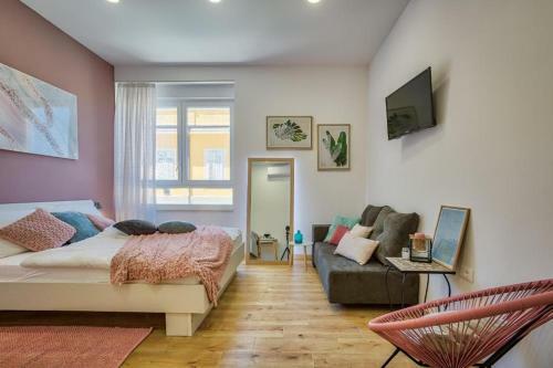 Amphitheater Garden Studio Apartments