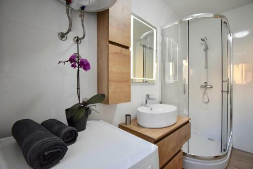 Hostal Apartments Mira