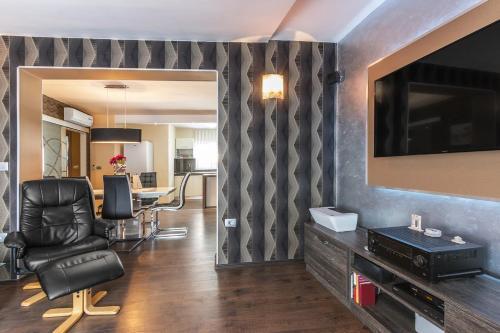 Luxury Apartment With Backyard And Private Pool