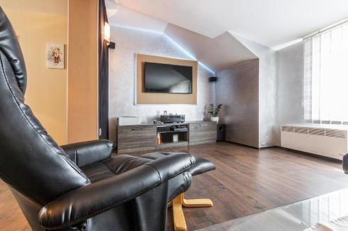 Luxury Apartment With Backyard And Private Pool