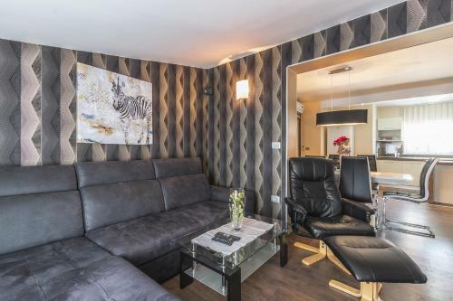 Luxury Apartment With Backyard And Private Pool