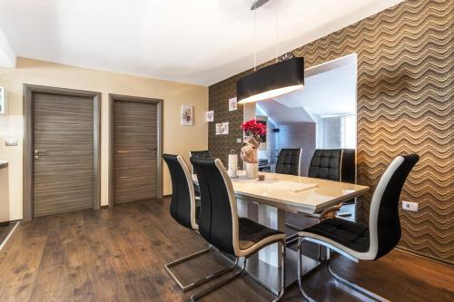 Luxury Apartment With Backyard And Private Pool