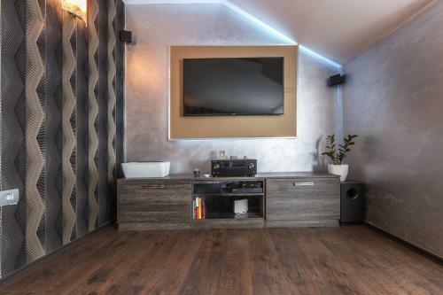 Luxury Apartment With Backyard And Private Pool