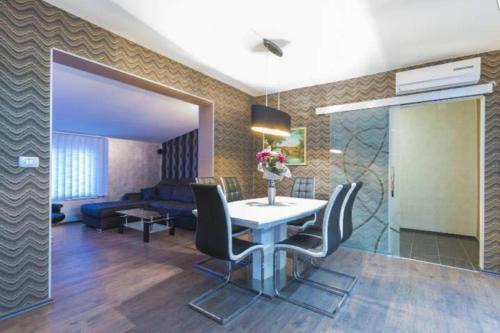Luxury Apartment With Backyard And Private Pool
