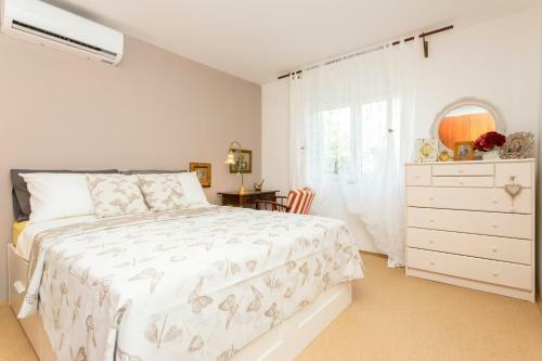 House Rustica With Private Garden And Parking