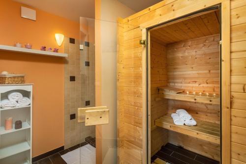 Spacious Holiday House - Pool / Jacuzzi / Sauna / Playground / 8+2