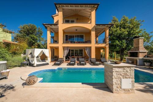 Spacious Holiday House - Pool / Jacuzzi / Sauna / Playground / 8+2
