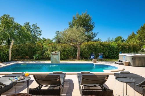 Spacious Holiday House - Pool / Jacuzzi / Sauna / Playground / 8+2