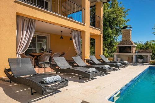 Spacious Holiday House - Pool / Jacuzzi / Sauna / Playground / 8+2
