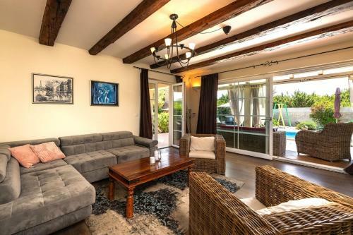 Spacious Holiday House / Pool / Jacuzzi / Playground / 6+2