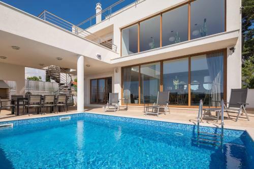 Seafront Luxury Private Villa With Hotel Service