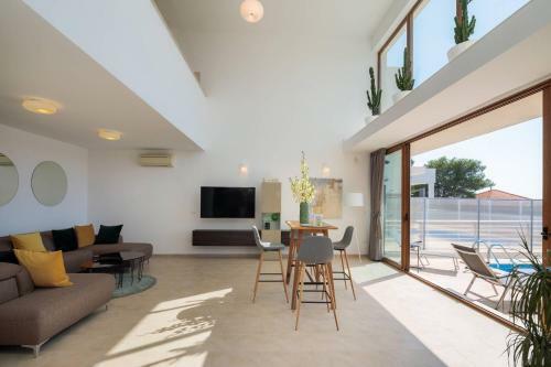 Seafront Luxury Private Villa With Hotel Service