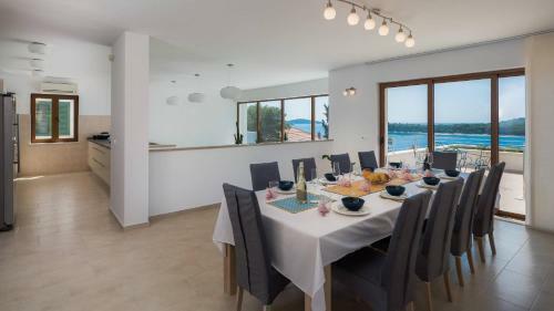 Seafront Luxury Private Villa With Hotel Service